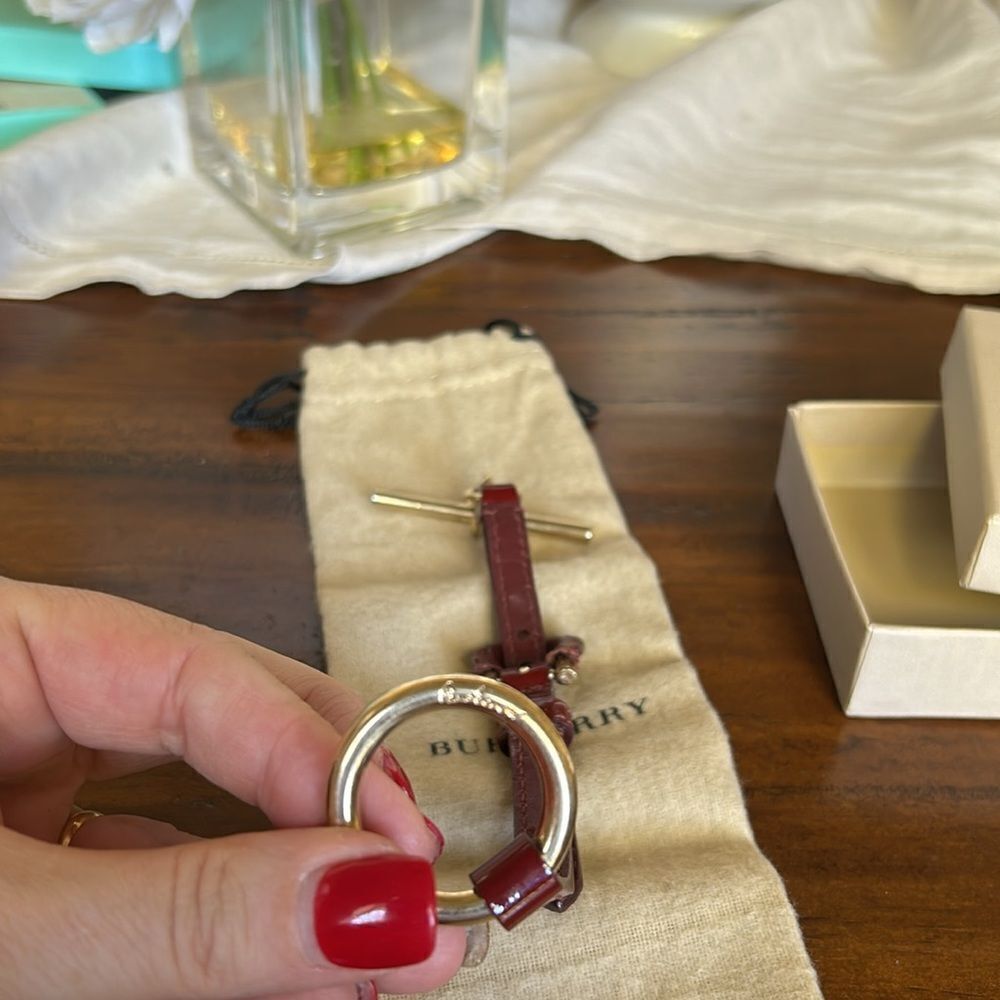 Burbbery Leather gold hardware lock impeccable Burgundy color - Picture 5 of 6